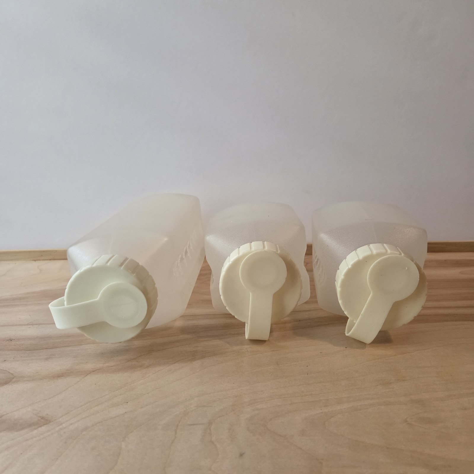 Rubbermaid Servin Saver Drink Bottles 1 Quart 2 pints Almond Flip Top Lid VGUC