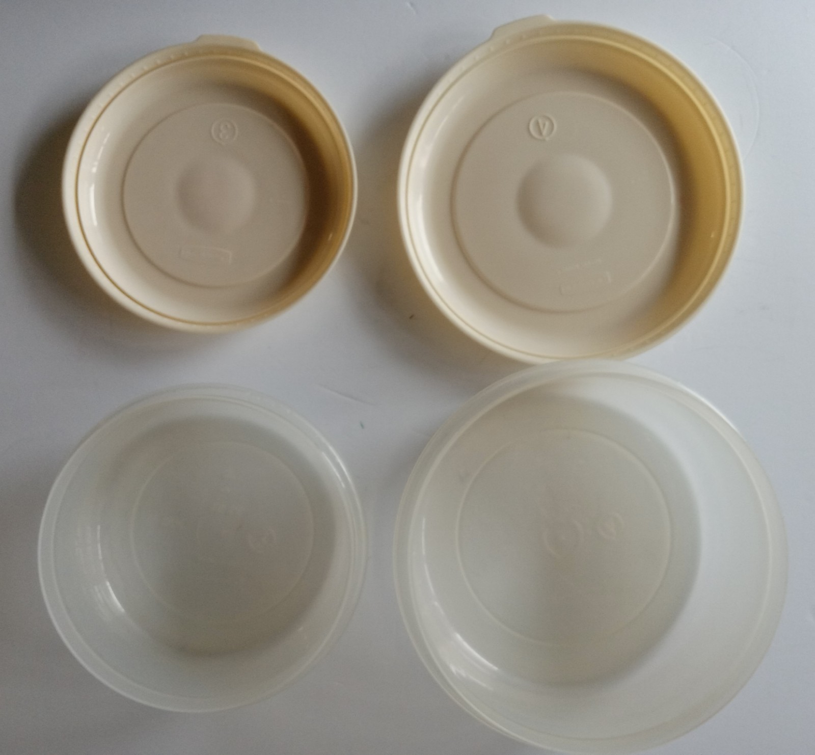 Vintage RUBBERMAID lot of 2 Round Servin Savers 2.5/1.5 Qt. with Lids