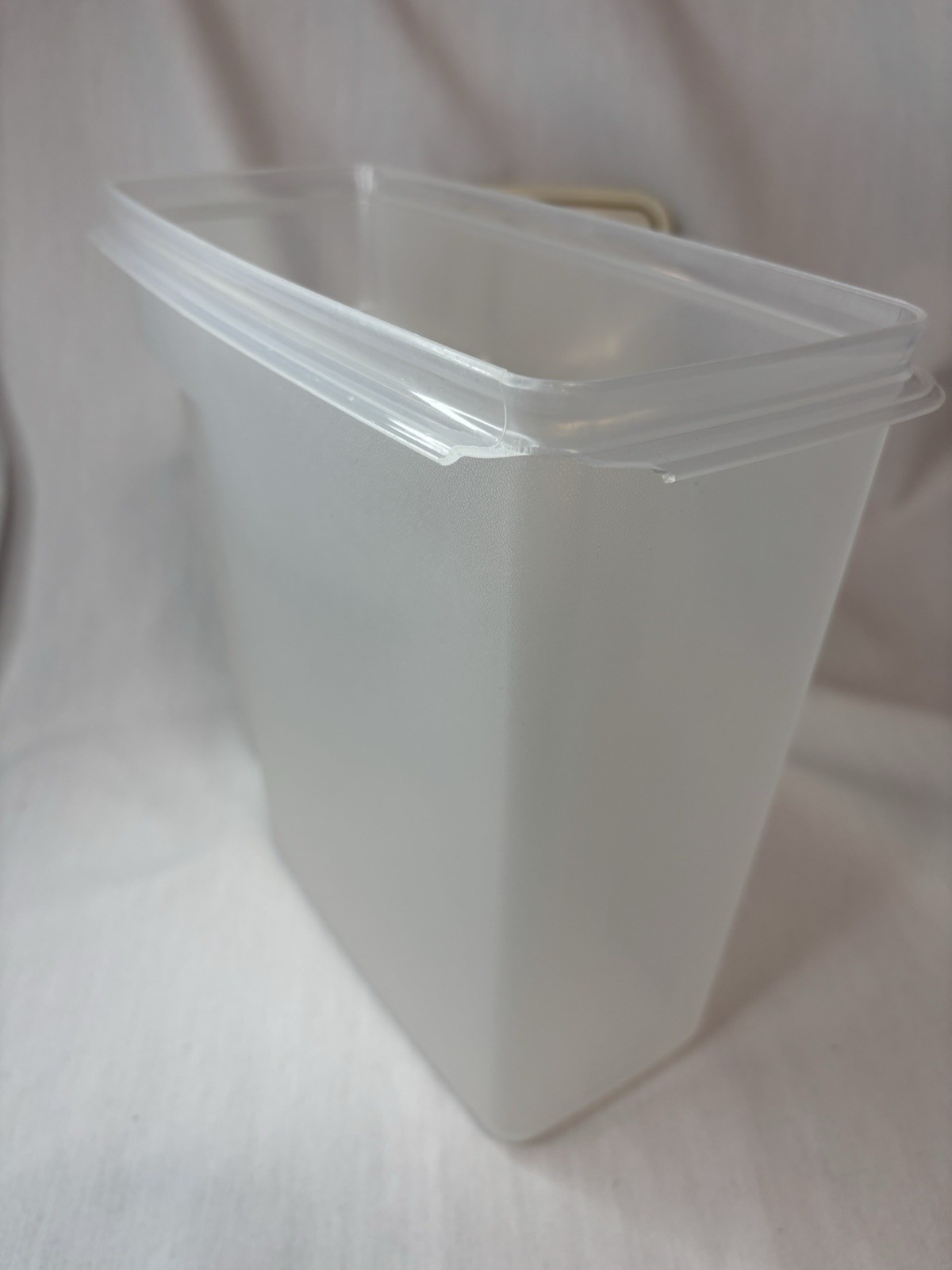VTGRubbermaid Servin Saver 13 Cups Clear Plastic Cereal Container White Snap Lid