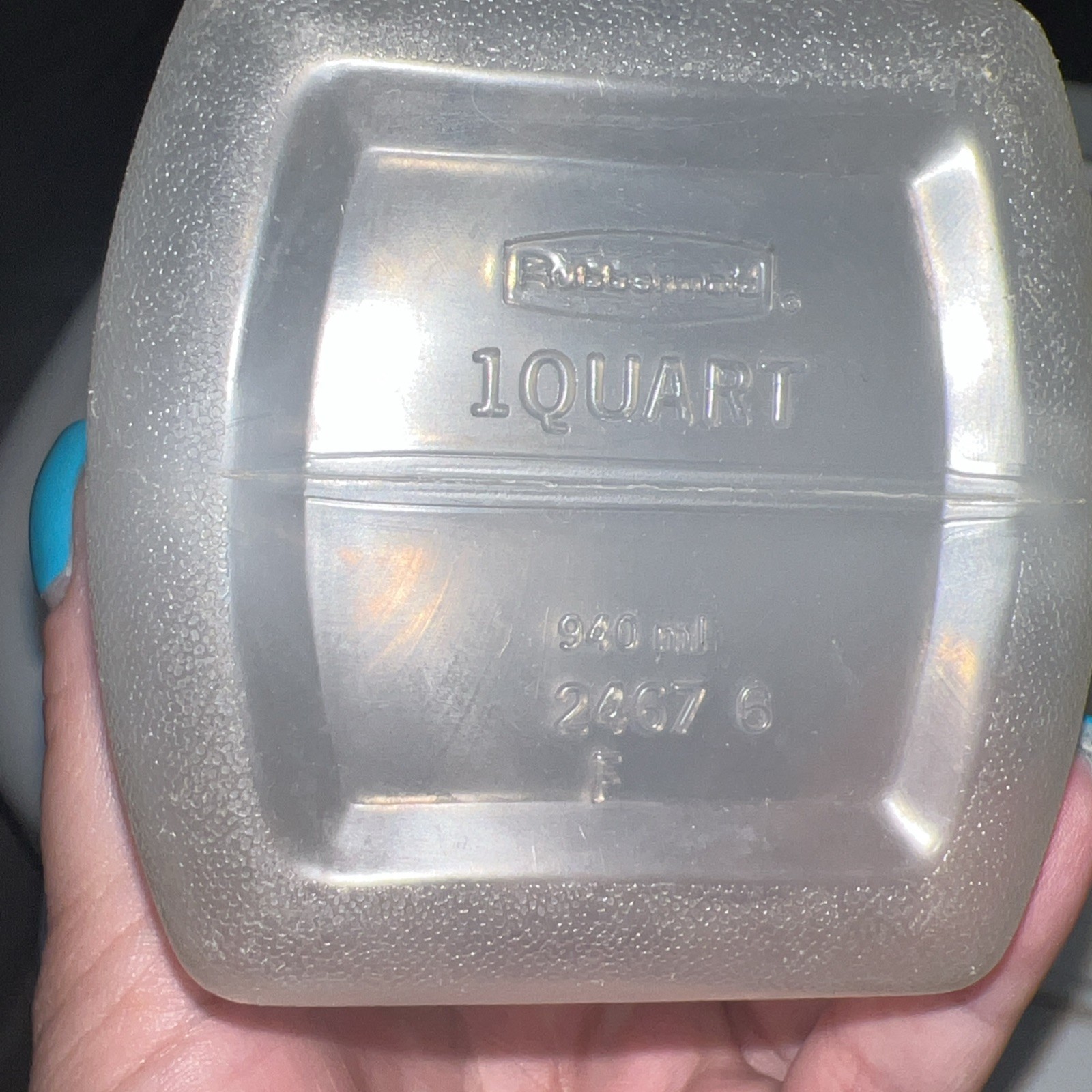 2 Rubbermaid Quart 32oz Bottles Almond Lid Screw Water Juice Spout Flip Top 2467