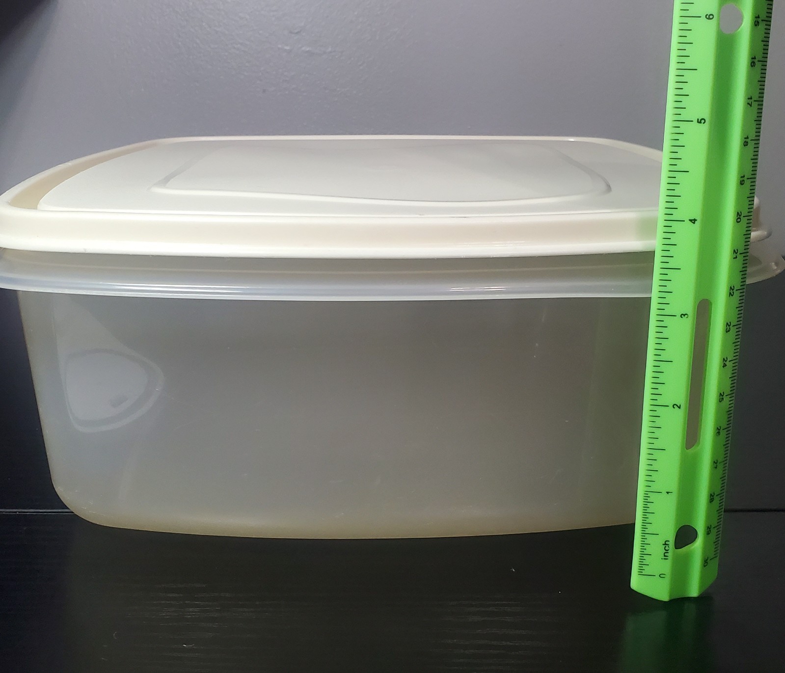 Rubbermaid Servin’ Saver #4 Square 19 Cup Storage Container Almond Lid Vintage