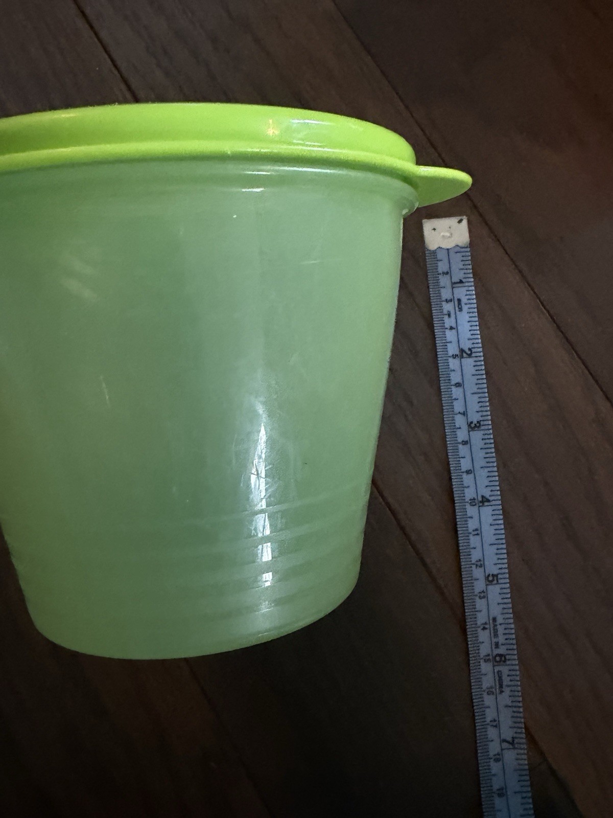Tupperware 1 qt Green Round Plastic Storage Container with Snap Lid Vintage