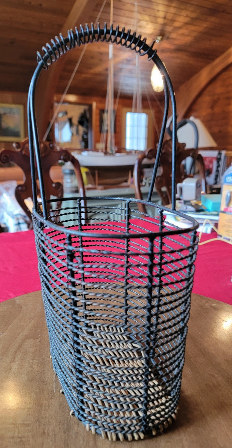 Rustic Oval Wire Basket with Wicker/Wood Base – Home Decor GB39