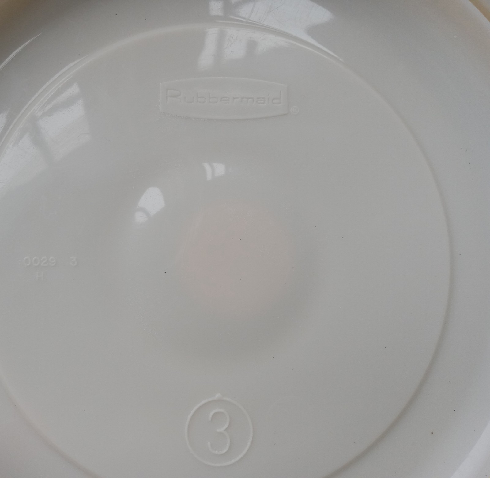Vintage RUBBERMAID lot of 2 Round Servin Savers 2.5/1.5 Qt. with Lids