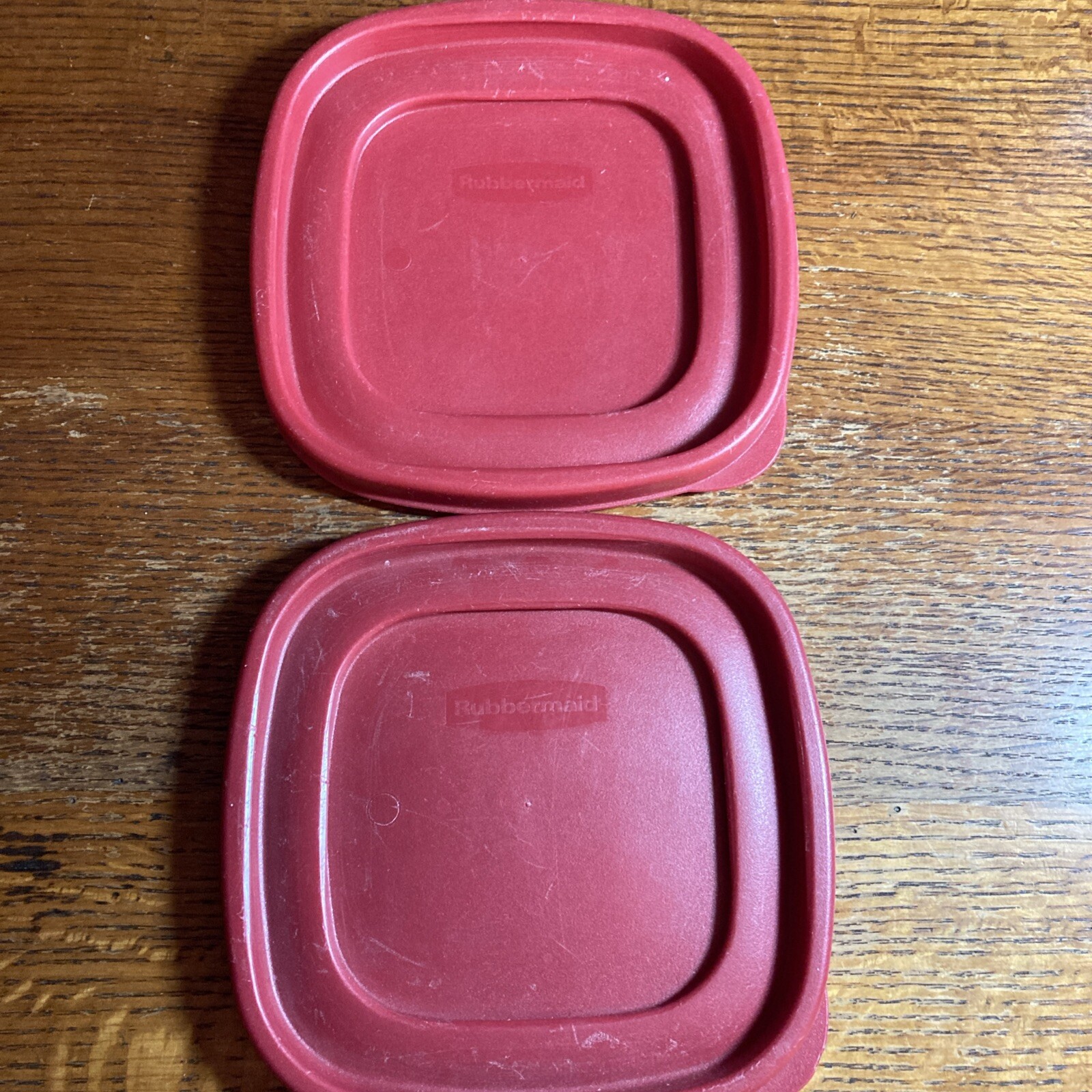 Rubbermaid 7J64 6.5’’ Maroon / Red Easy Find Replacement Lids X2