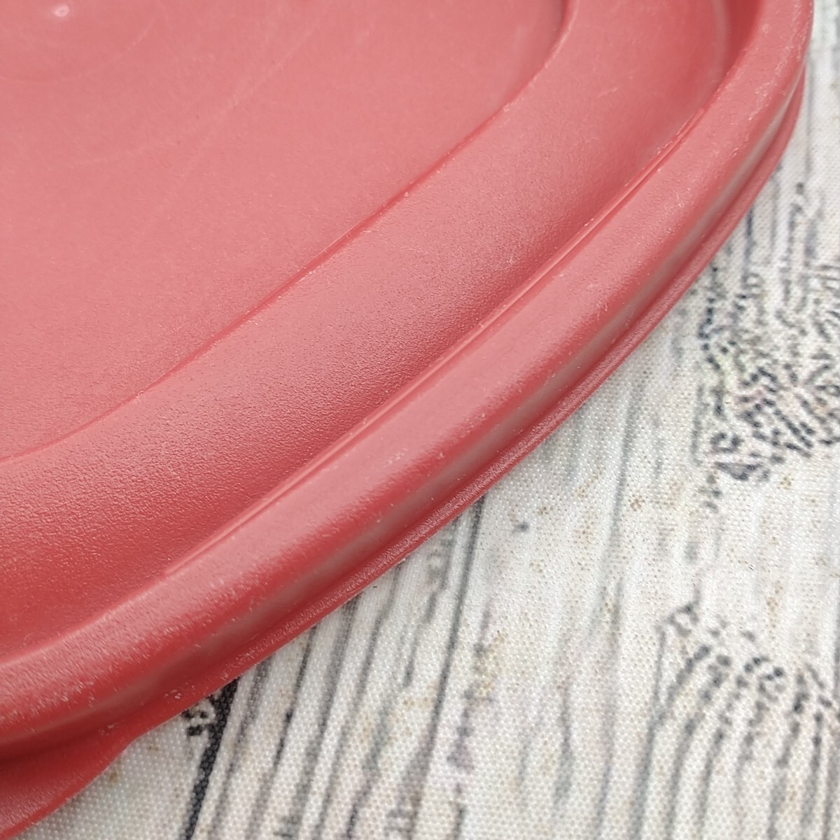 Rubbermaid Easy Find Lid 7J64 Red Square 4 Replacement Food Container Lids 6.5″