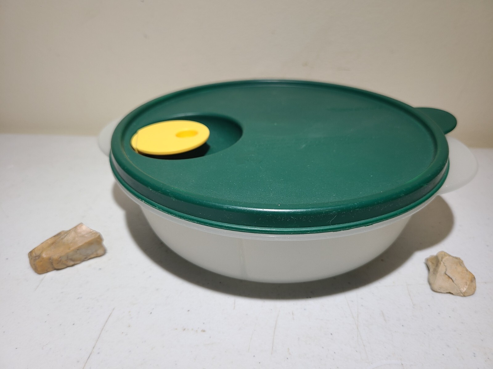 Tupperware 3859A-1 Microwave Crystal Wave Divided Container 7″ w/ Green Vent Lid