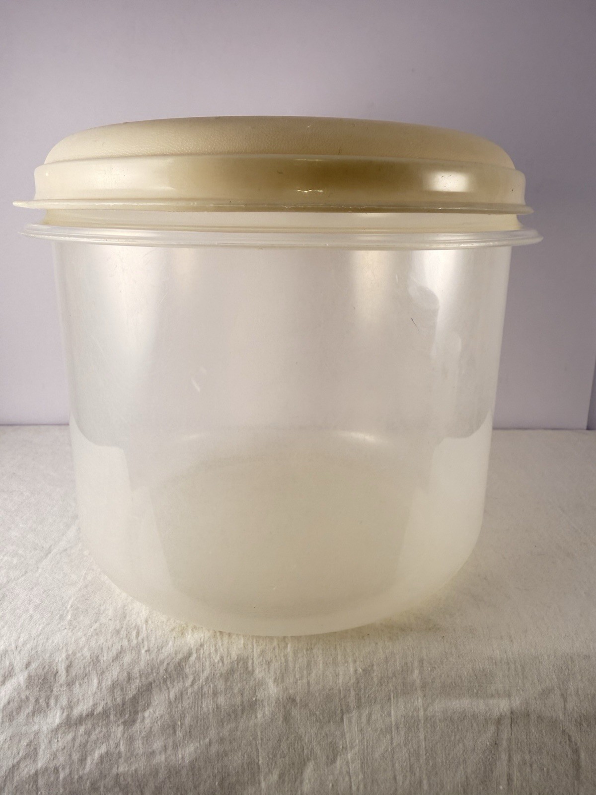 Rubbermaid Servin Saver #9 10 Cup Round Clear Container Almond With Lid