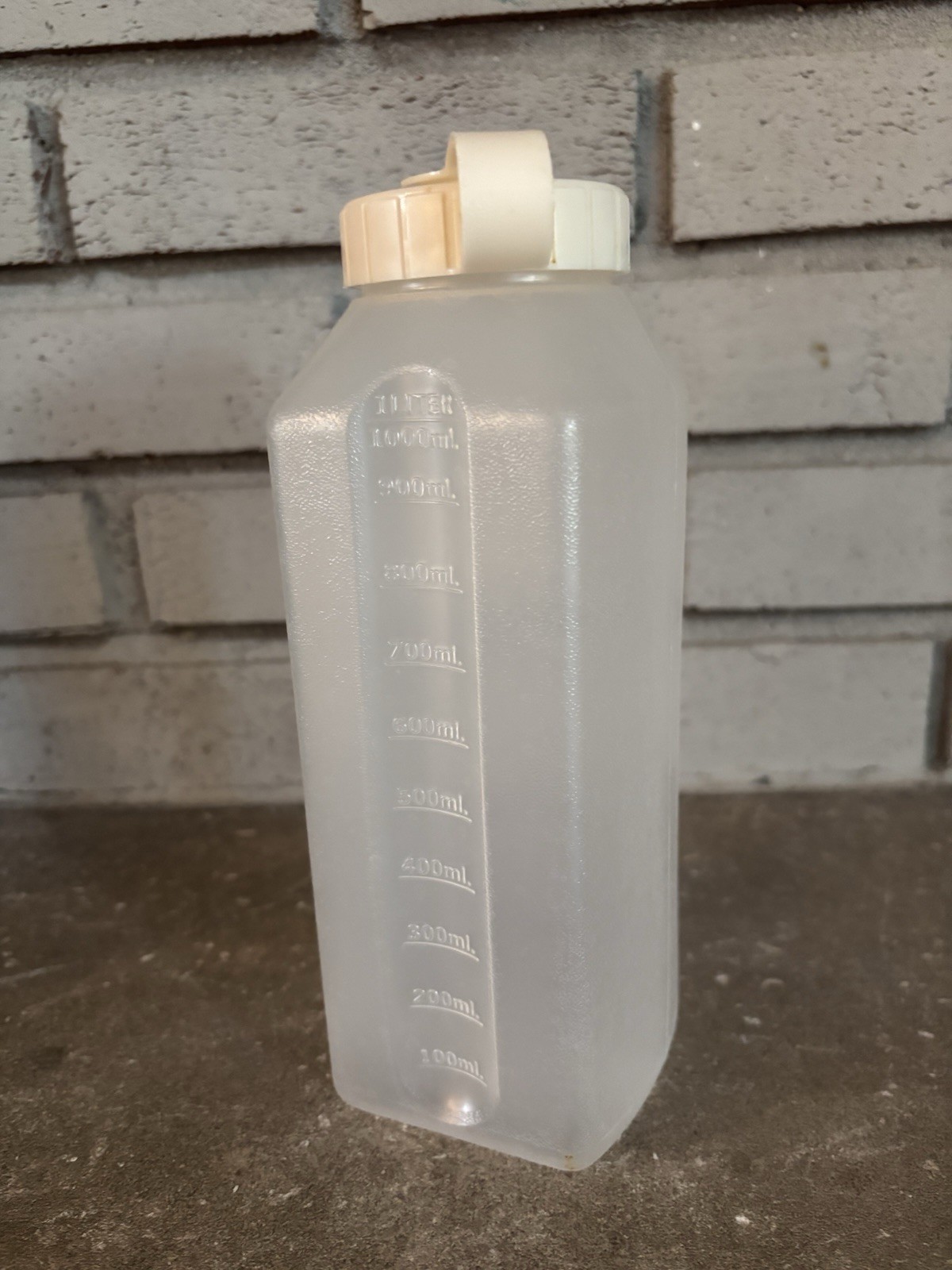 Vintage Rubbermaid Servin’ Saver Drink Bottle 1 Quart 940 mL Almond Flip Top Lid