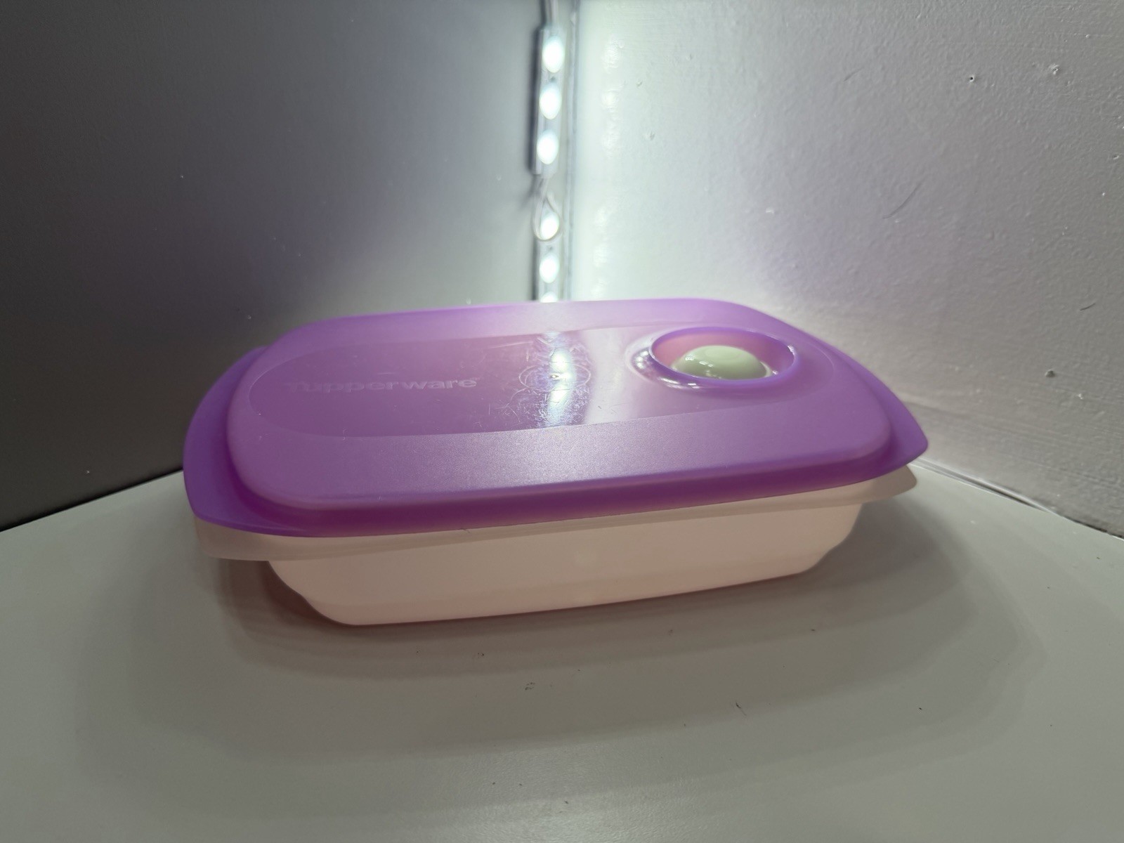 TUPPERWARE #5834 – 850mL Reheatable Container – White & Purple – Vented Lid