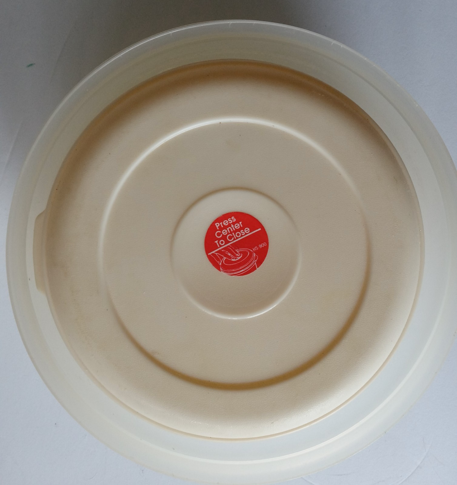 Vintage RUBBERMAID lot of 2 Round Servin Savers 2.5/1.5 Qt. with Lids