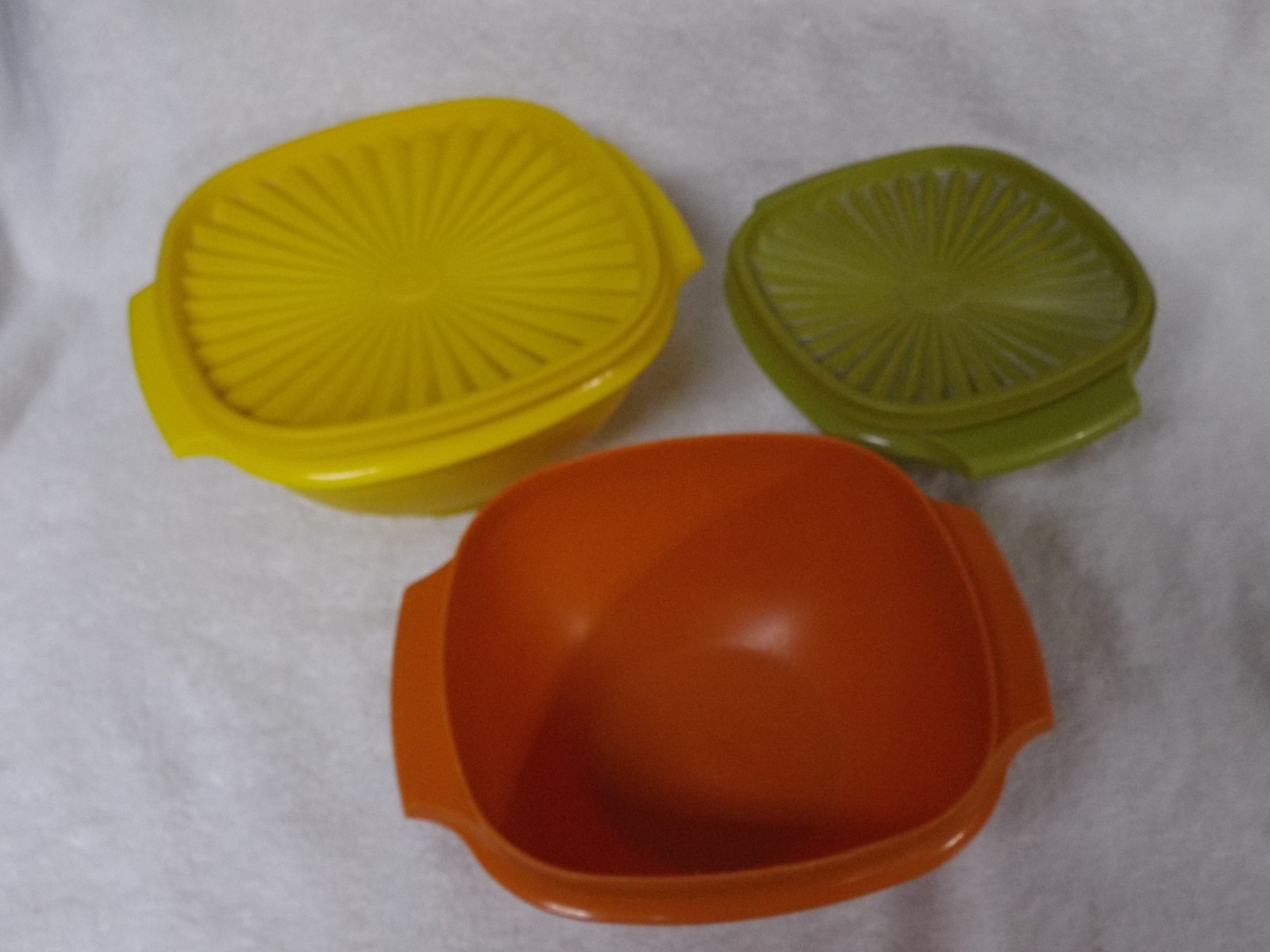 Tupperware Lot of 3 Square Servalier Nesting Bowls 836 838 840 Starburst Lids