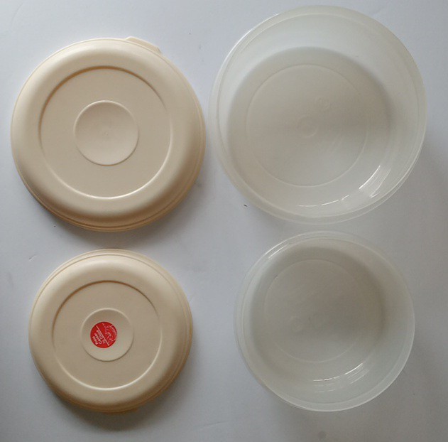 Vintage RUBBERMAID lot of 2 Round Servin Savers 2.5/1.5 Qt. with Lids