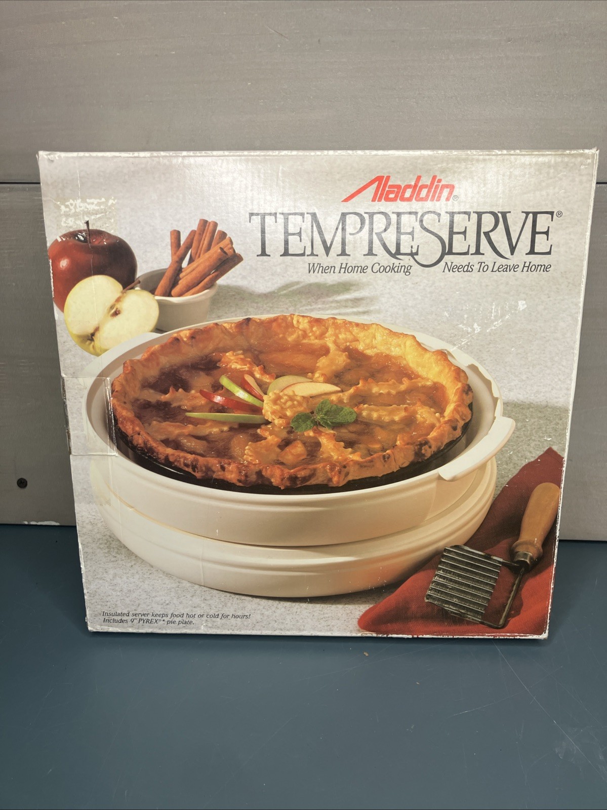 Vintage Aladdin Tempreserve Insulated Server Carrier & 9″ Pyrex Pie Plate