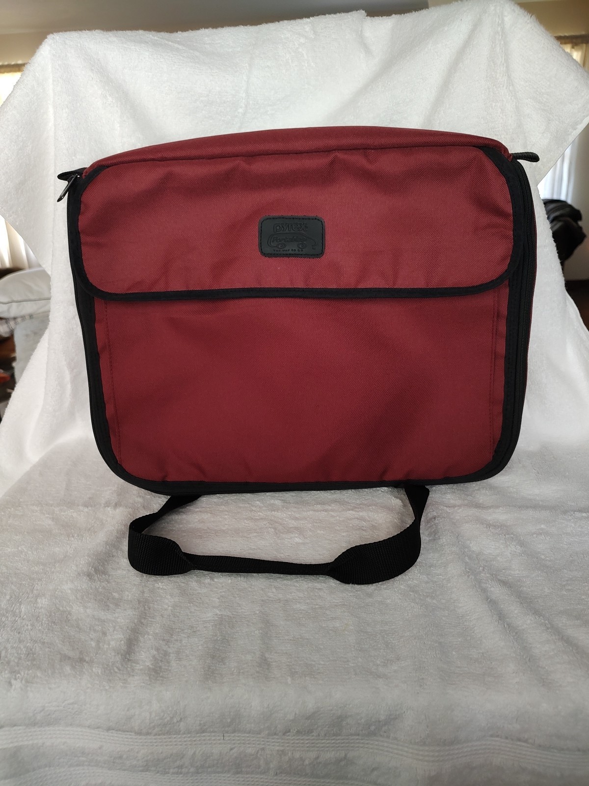 Pyrex Portables Red Insulated Bag Carrier, zipper Close Handles 15x12x3