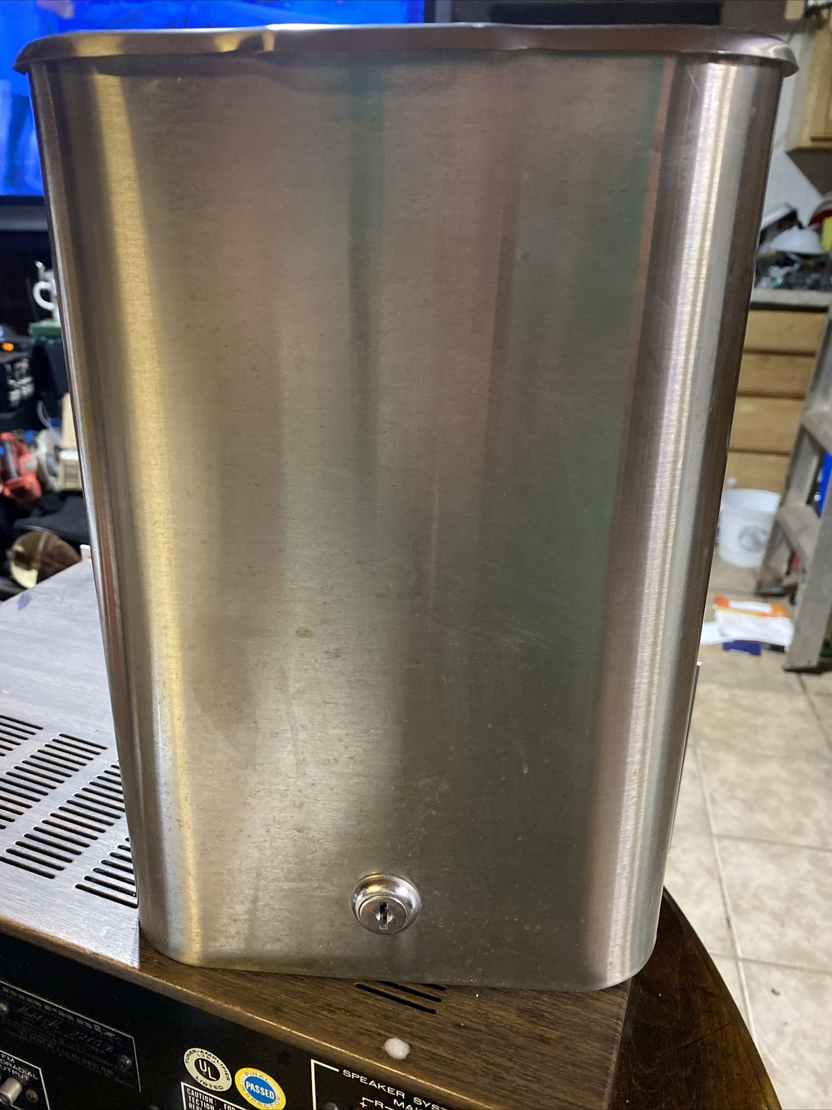 Stainless steel container with lid and lock no Key
