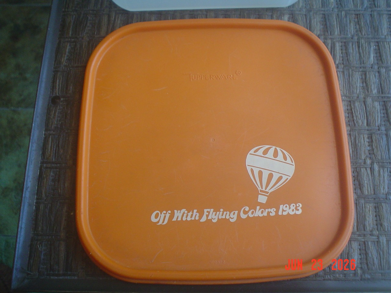 VINTAGE 5 CUP TUPPERWARE CONTAINER WITH 1983 LID – 1619 & 1623 – GREAT SHAPE