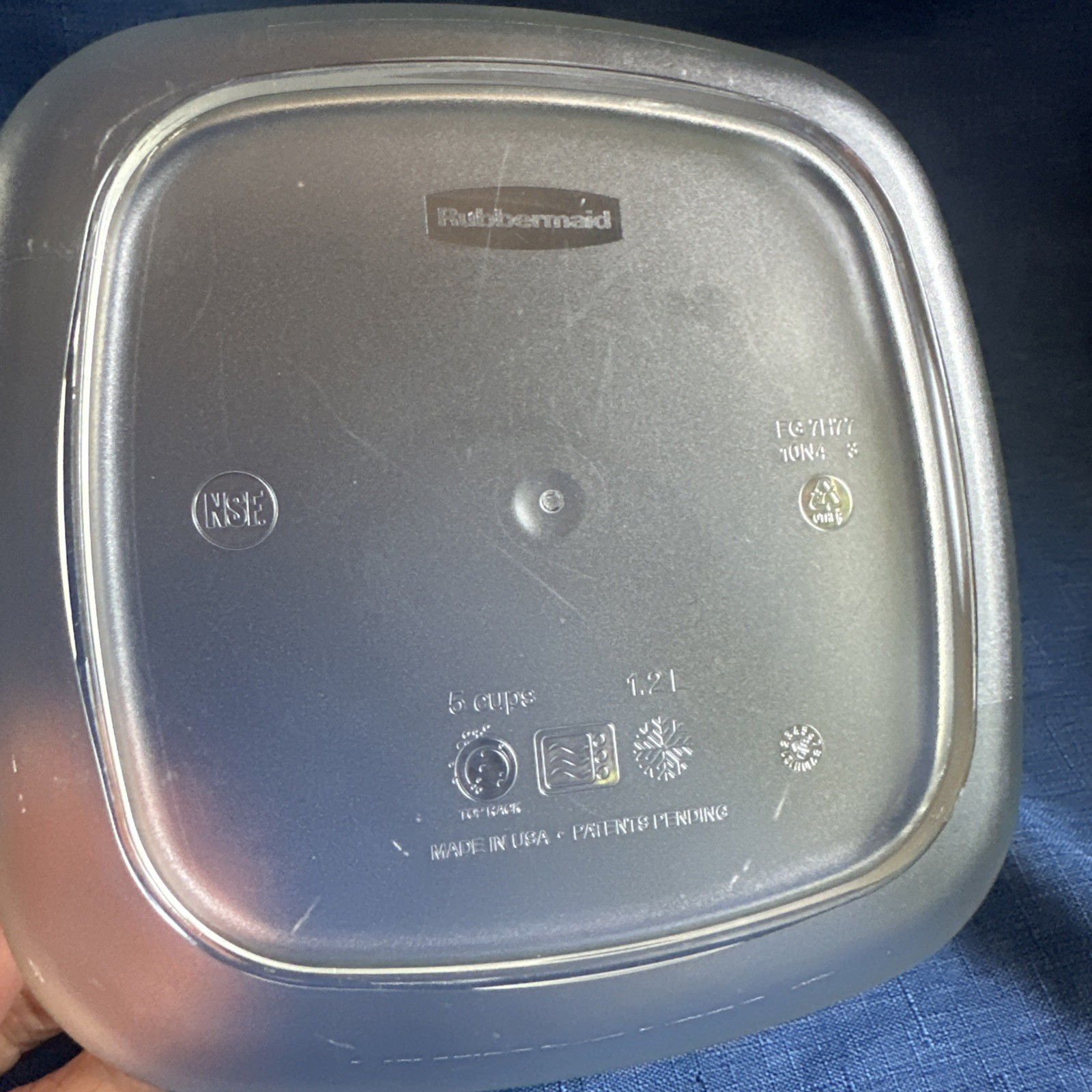 Rubbermaid Premier 5 Cup Food Storage Container Clear Black Lid FG 7H77 Inv#247