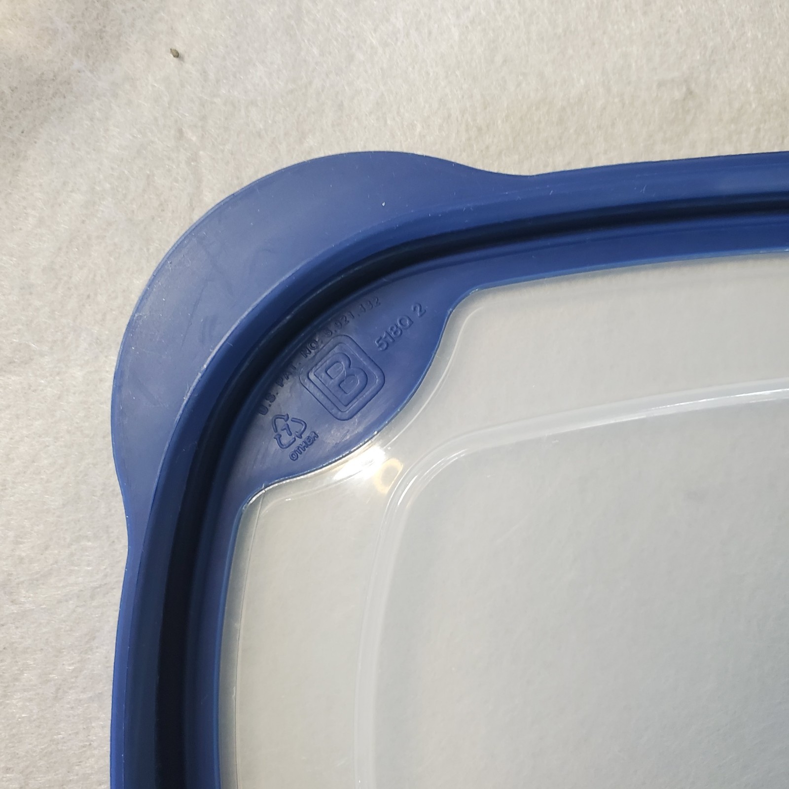 1 – Vintage Rubbermaid Servin Saver 1.2 Qt B Blue Rim Flex & Seal Lid 553