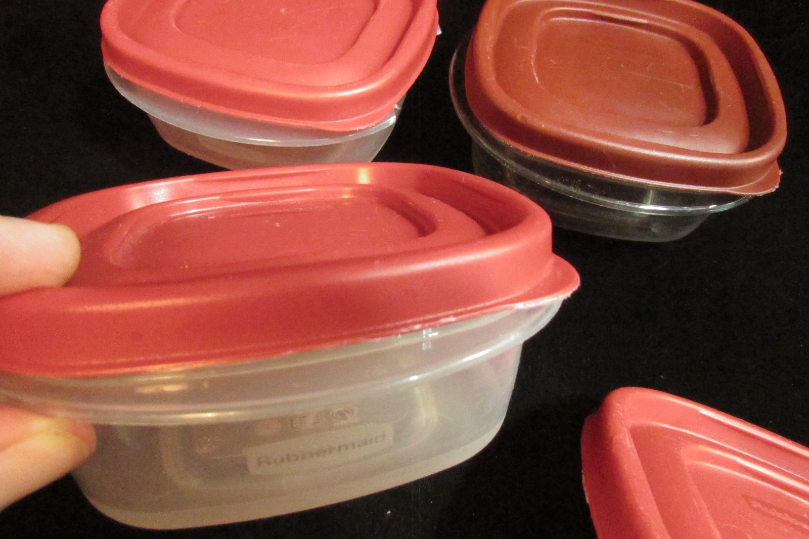 Lot Of 4 RUBBERMAID Easy Find 1.25 Cup CONTAINERS 7J56 7H74 with Red LIDS 7J58