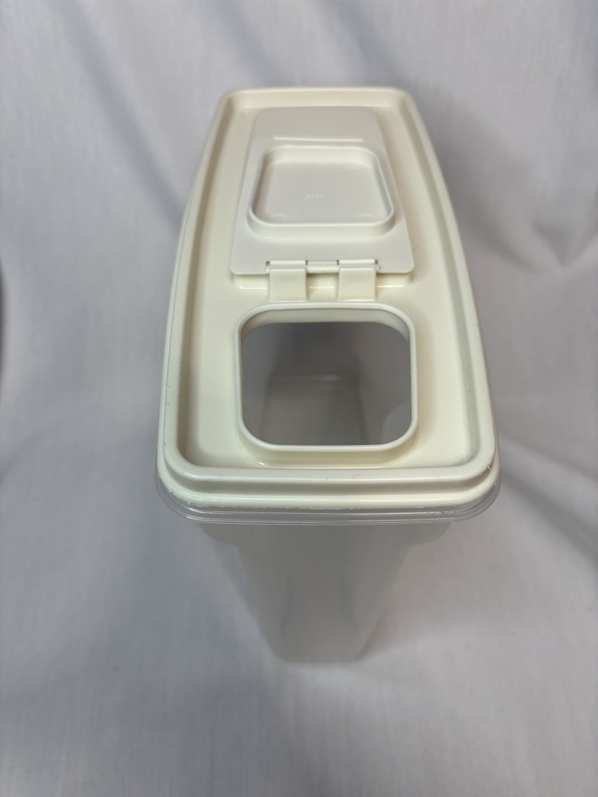 VTGRubbermaid Servin Saver 13 Cups Clear Plastic Cereal Container White Snap Lid