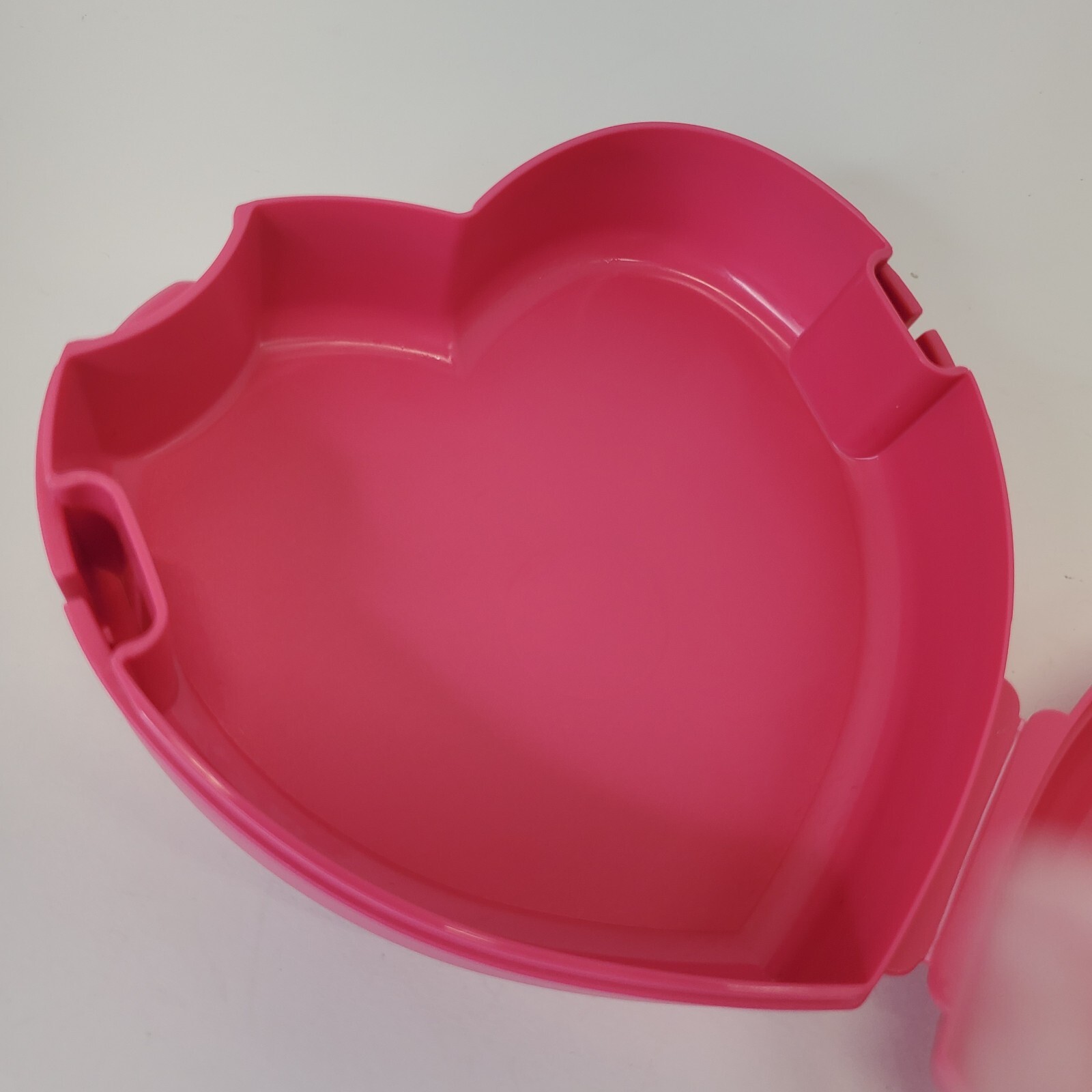 TUPPERWARE HINGED PINK SWEET HEART STORAGE CONTAINER LOVE VALENTINE’S SANDWICH