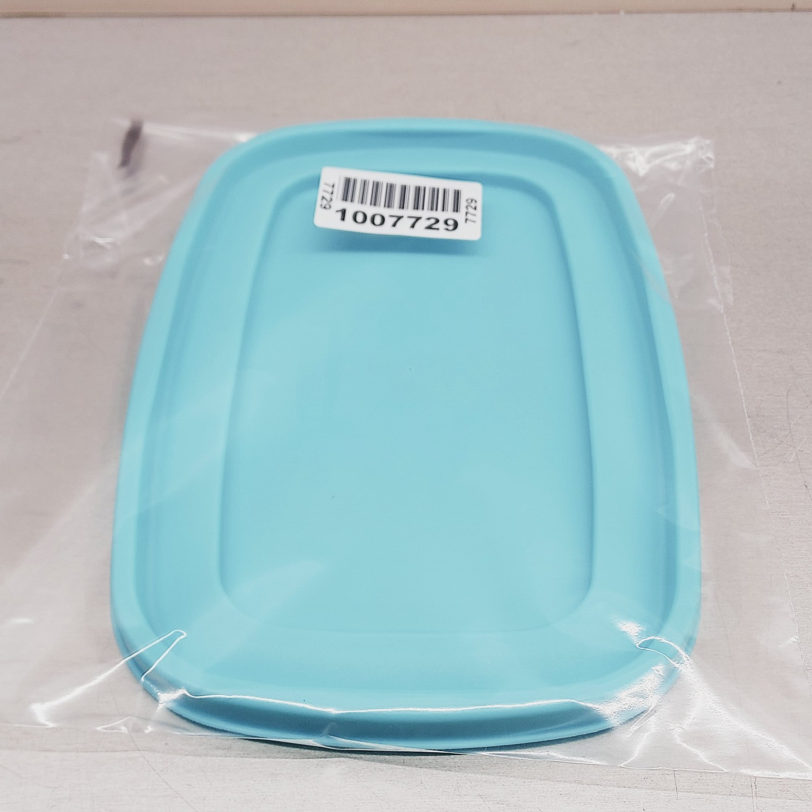 Rubbermaid Easy Find Lid 1Z08 Light Blue Rectangular Replacement Container Lid