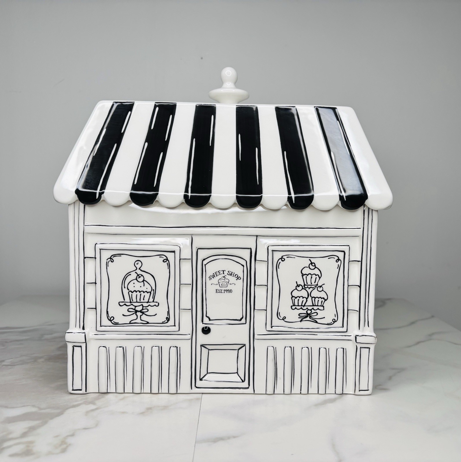 New 2014 Bath & Body Works Sweet Shop Cookie Jar Black/White Ceramic 11”x9.5”