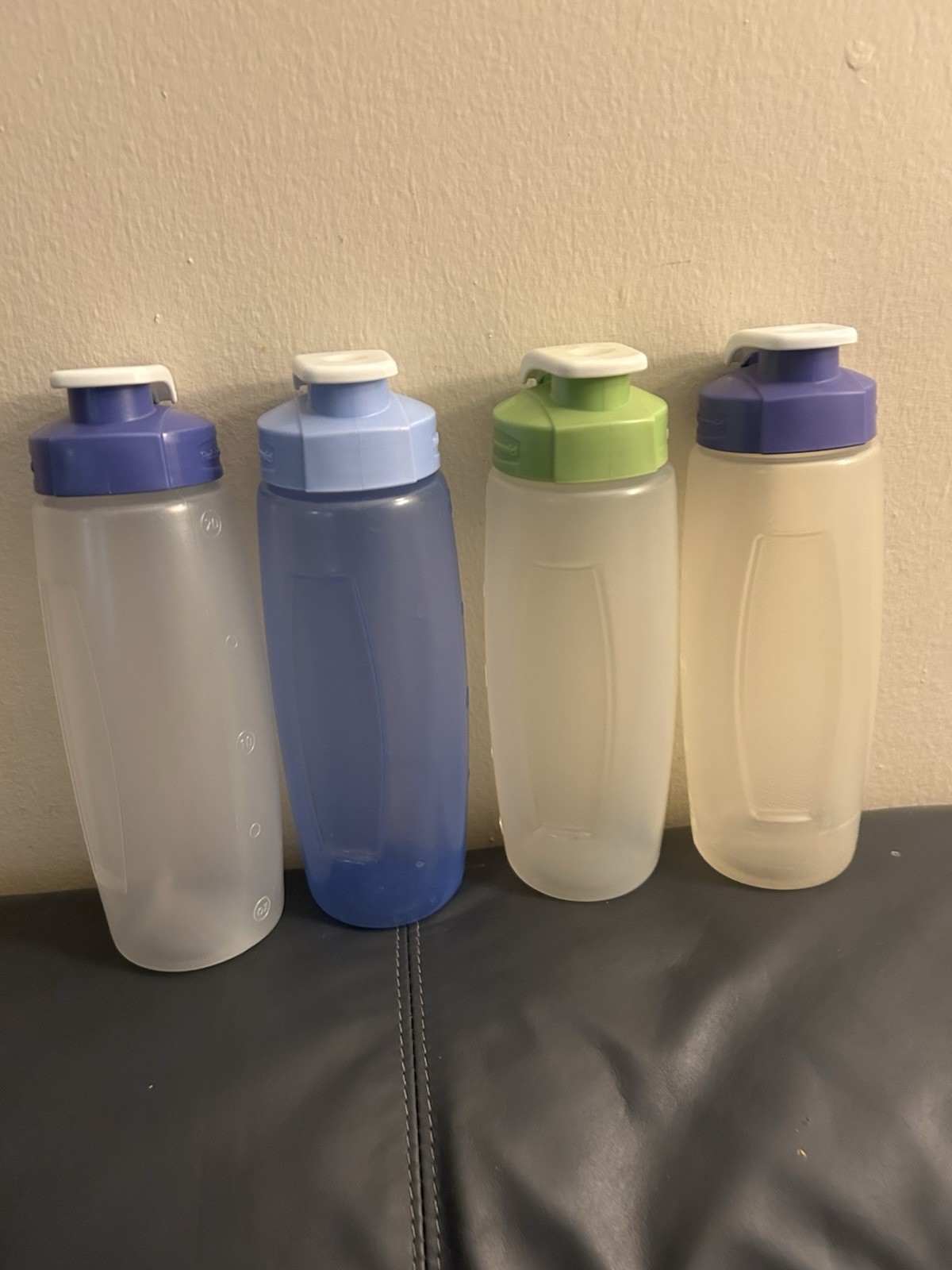 Lot of 4 Rubbermaid 20 oz Chug Flip Top Water Bottles Lid Reusable