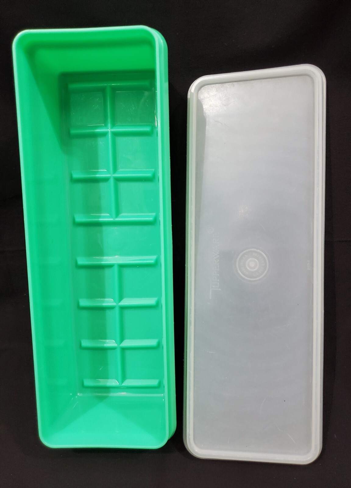 Vintage Tupperware 892 celery vegetable storage container w/grid bottom & Lid