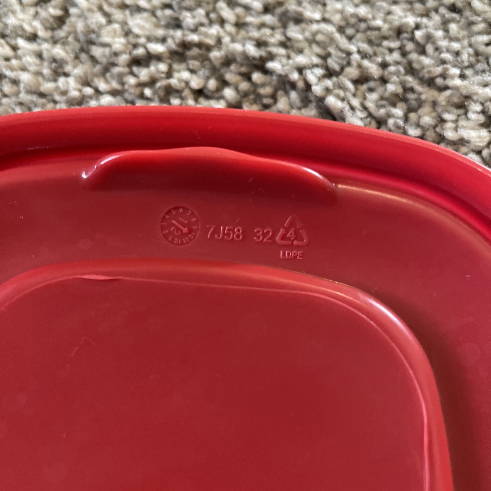 4 Rubbermaid Easy Find 7J58 Replacement Stackable Lids 4.5” Square, Red