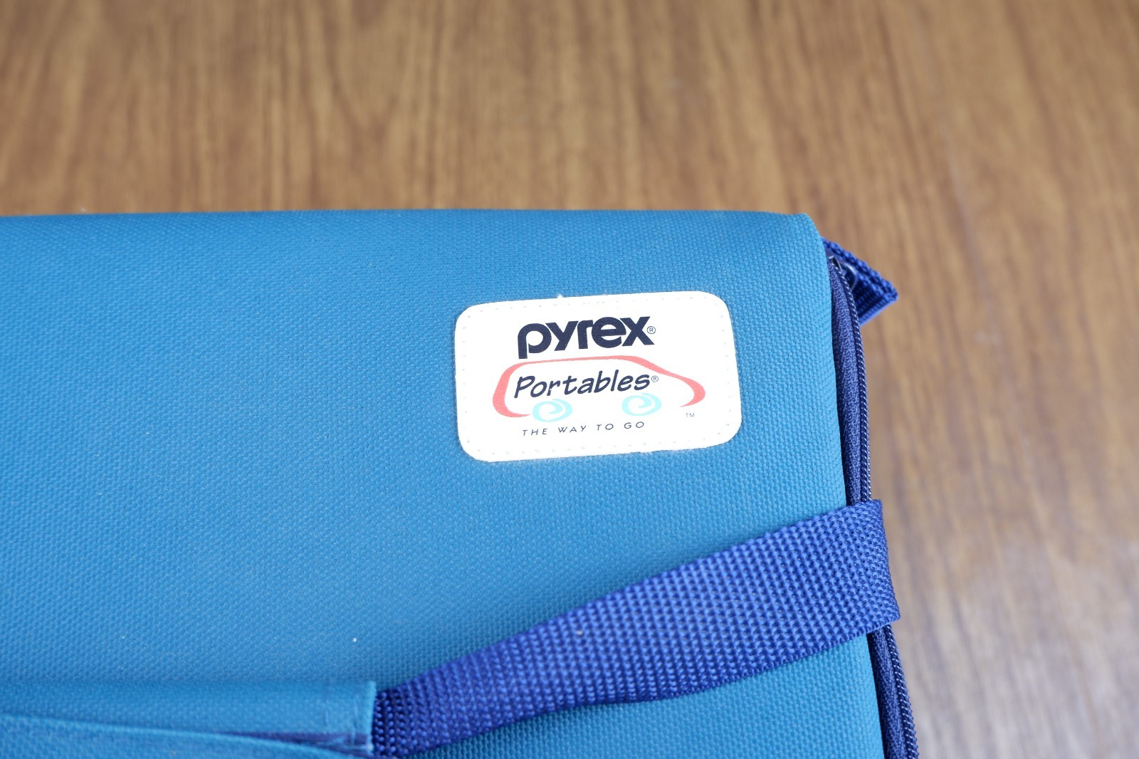 Pyrex Portable Travel Bag Hot/Cold Insulated Case – Complete w/4.5 QT Bowl & Lid