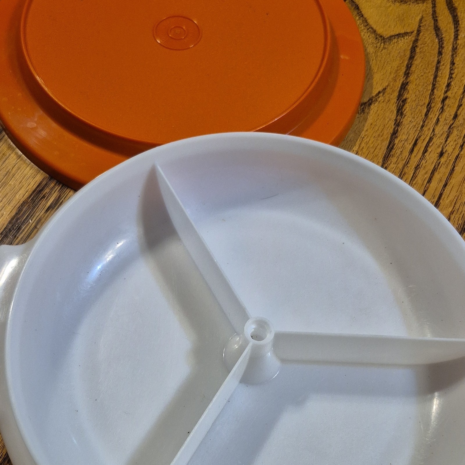 Tupperware Suzette 1 Qt Round Divided Container Orange/White Snap Lid 2pc Set