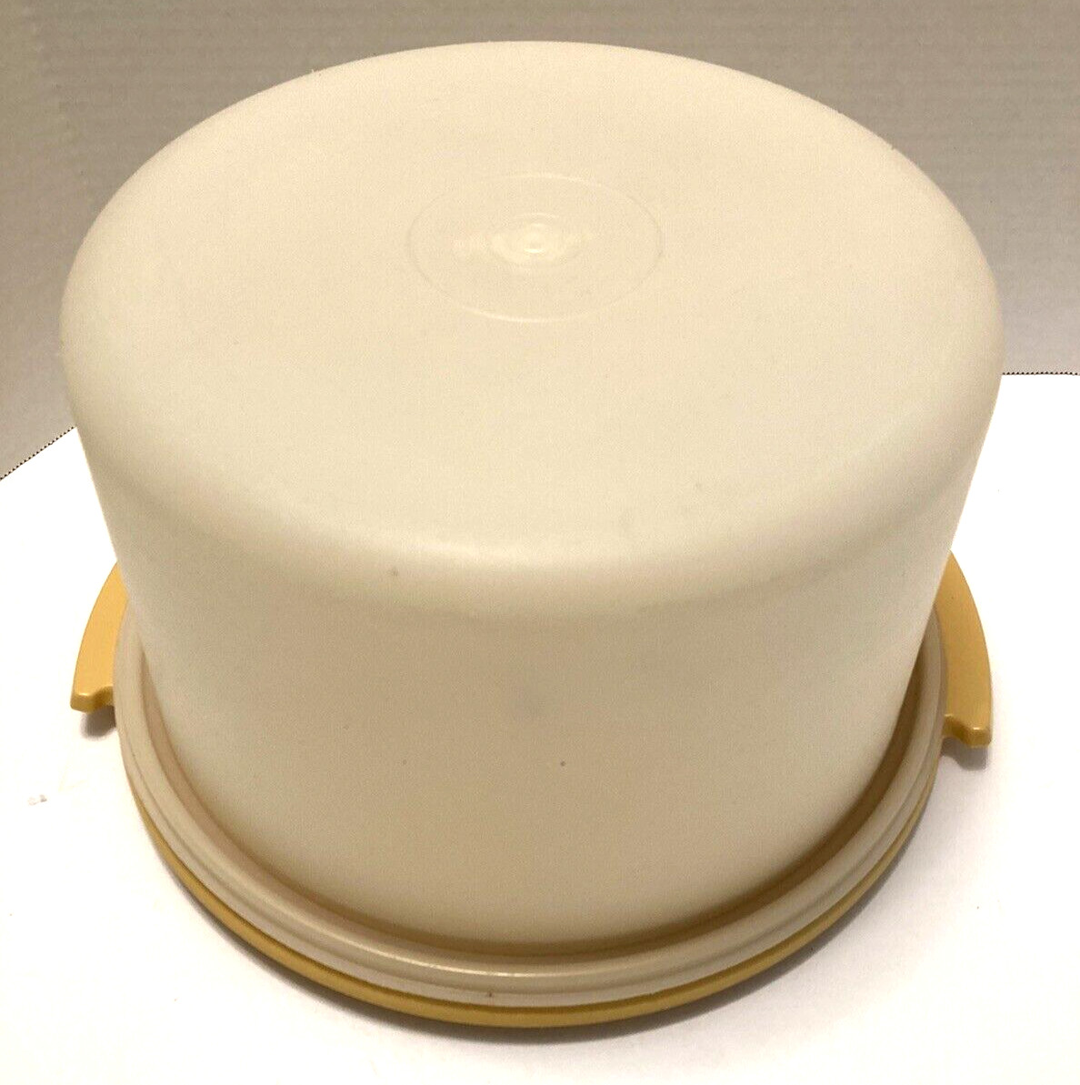 Tupperware 10.5″ W x 6.5″ H Round Cake Carrier Holder Yellow #684-3 – VINTAGE