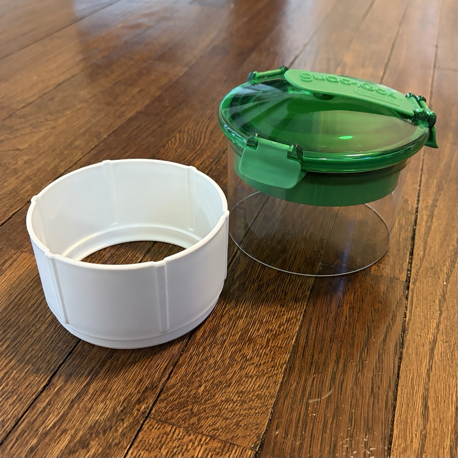 Casabella Guac-Lock Container in Green w/ White For Avocado Storage & Freshness