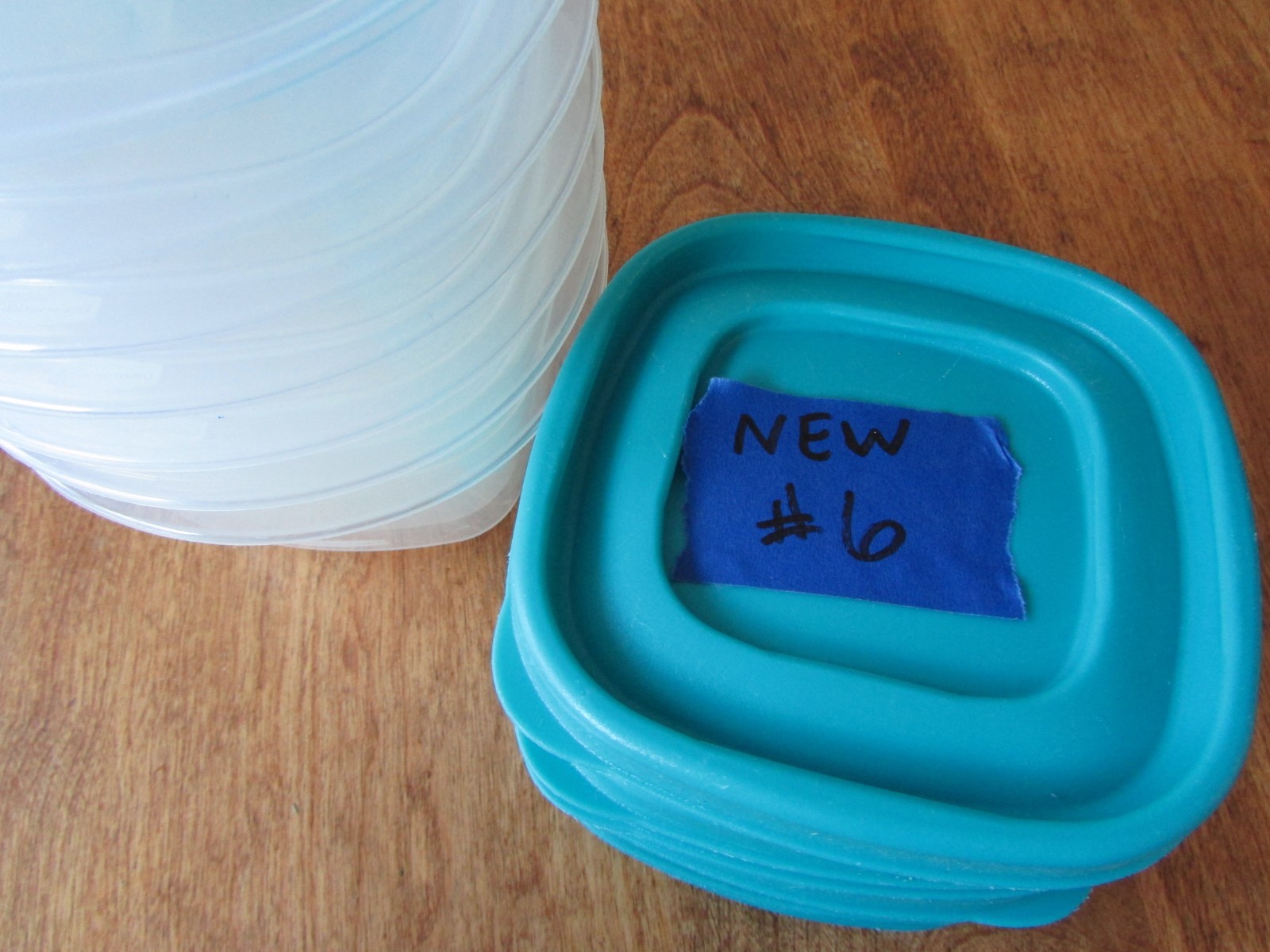 Rubbermaid Red Easy Find Lids Food Storage Containers set of 8 new