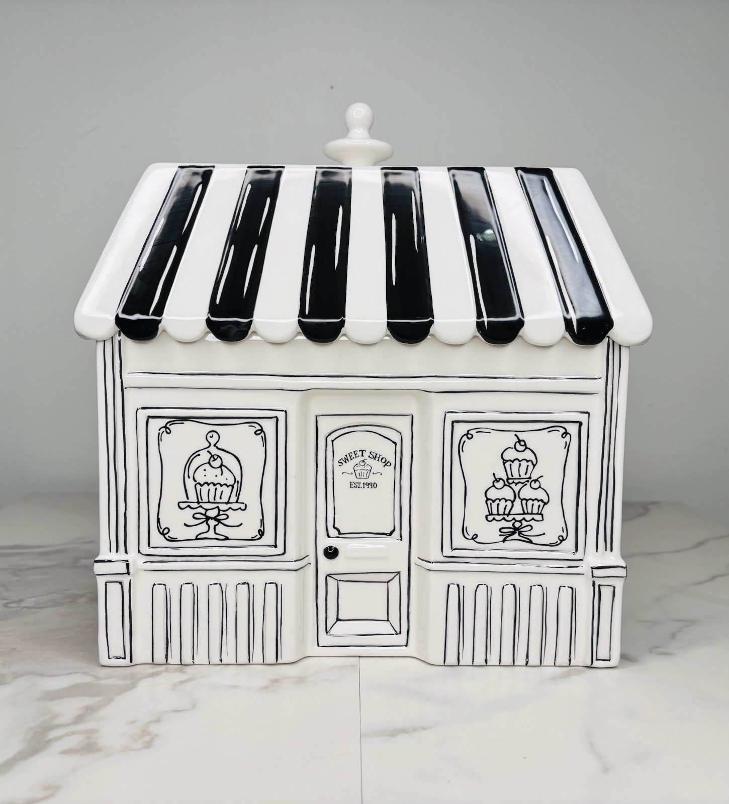 New 2014 Bath & Body Works Sweet Shop Cookie Jar Black/White Ceramic 11”x9.5”