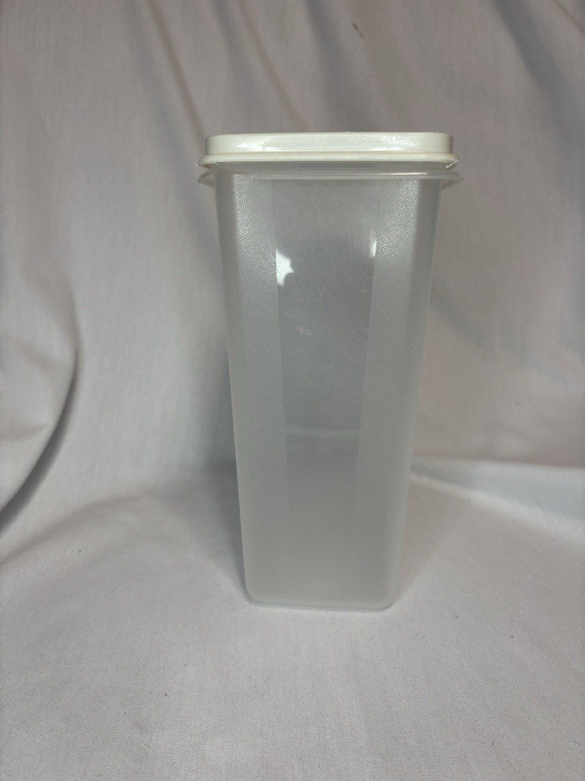 VTGRubbermaid Servin Saver 13 Cups Clear Plastic Cereal Container White Snap Lid
