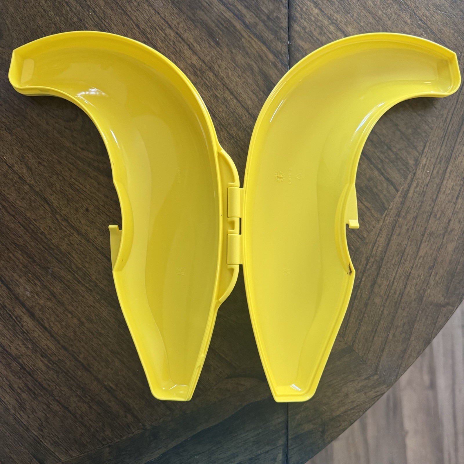 Tupperware Banana Keeper Forget-Me-Not Fruit Storage Container Retro Kitchen