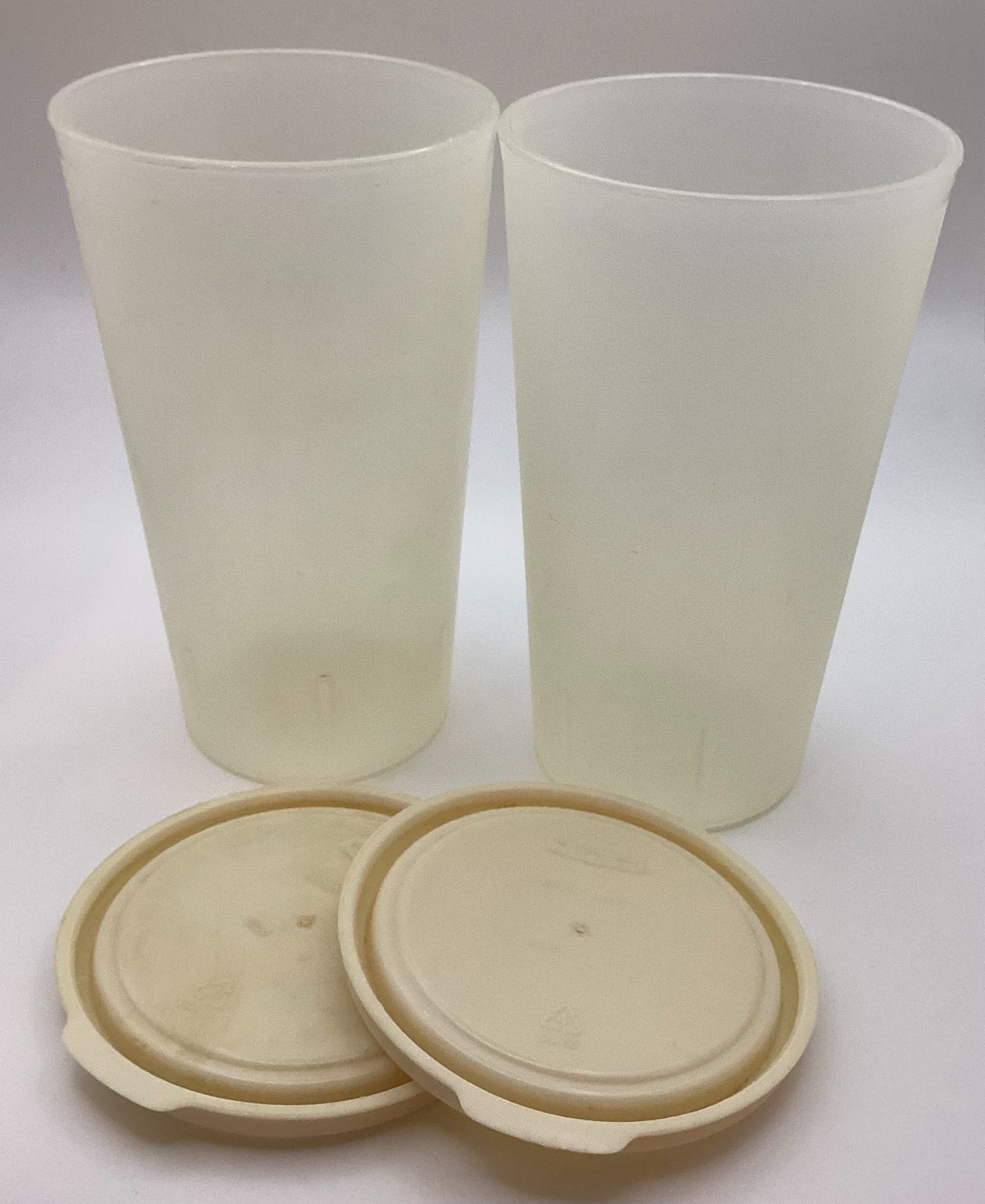 2 Rubbermaid Storage Containers 5.5″ tall Servin’ Savers 14 oz