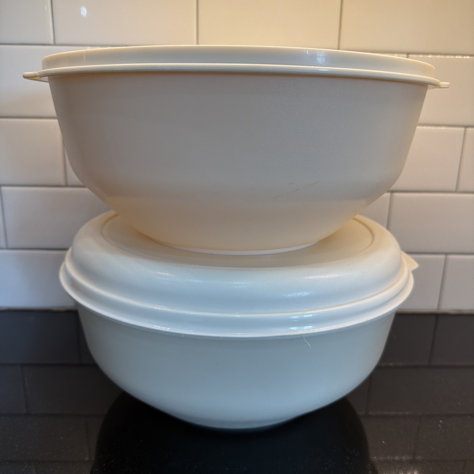 4 Pc Set Rubbermaid Servin’ Saver # 5 22 Cup Full Almond Salad Mixing Bowls Lids