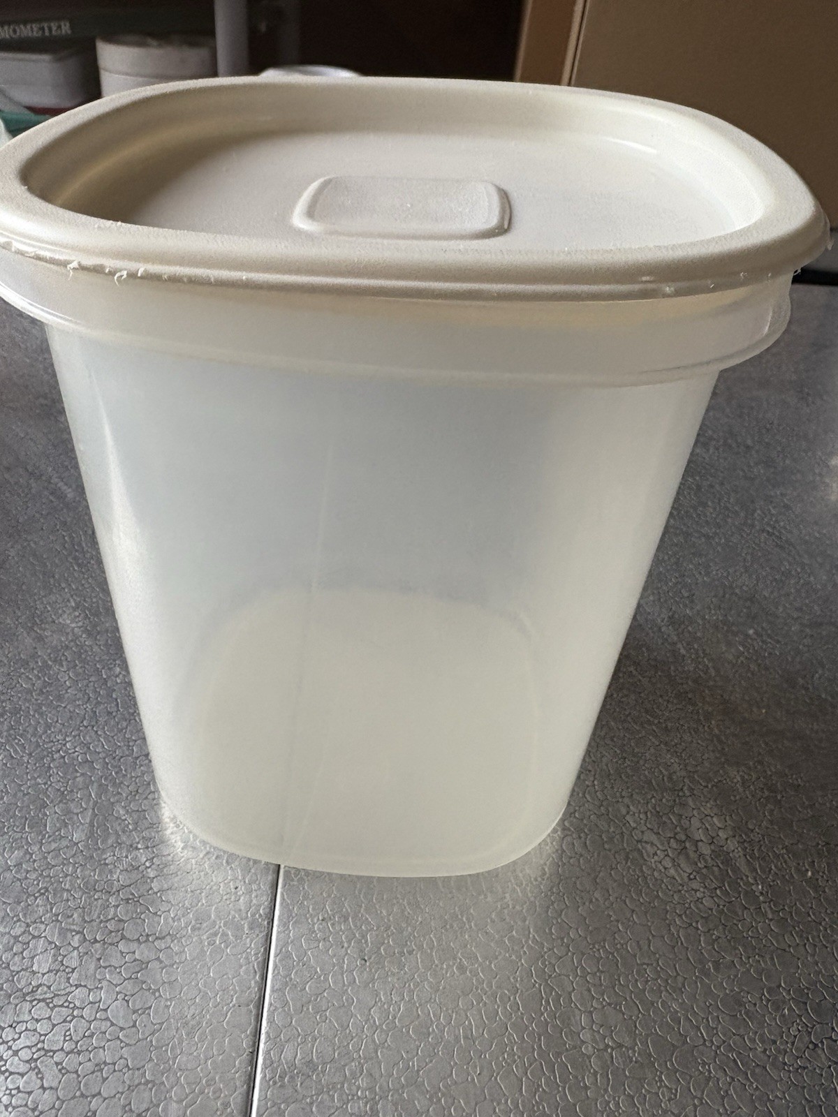 VINTAGE RUBBERMAID SERVIN’ SAVER #6 CANISTER ALMOND LID 3 QT – 12 C.