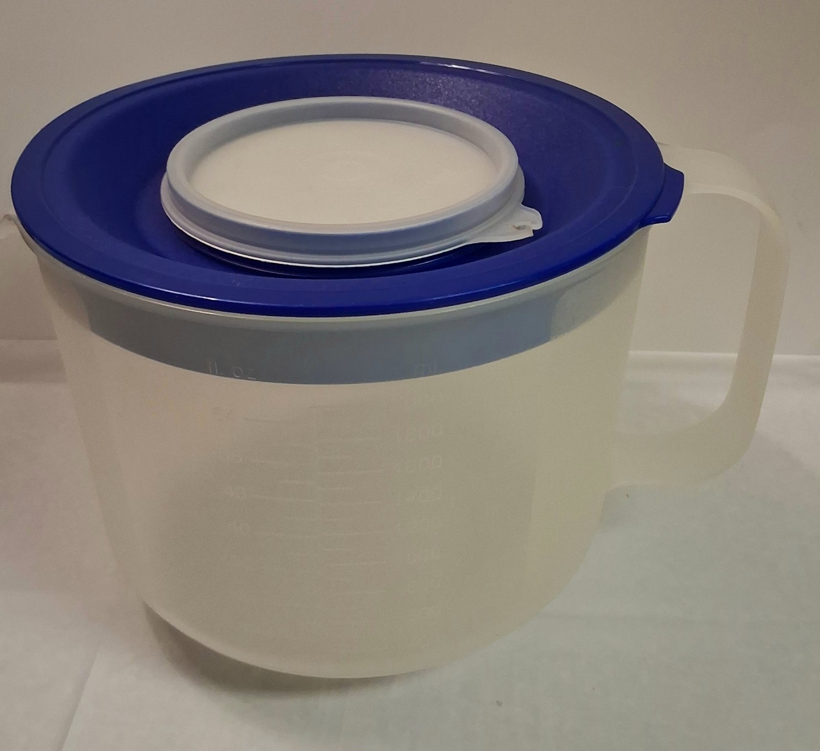 Vintage Tupperware Batter Bowl Pitcher with Lid | Retro Mixing Bowl 64 Oz 8 Cup