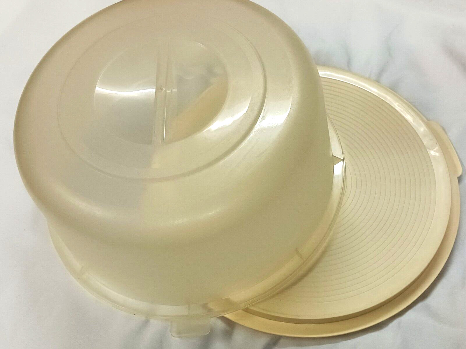 ALMOND VINTAGE ROUND CAKE CARRIER CONTAINER 11 3/4″ INSIDE CAKE HOLDER