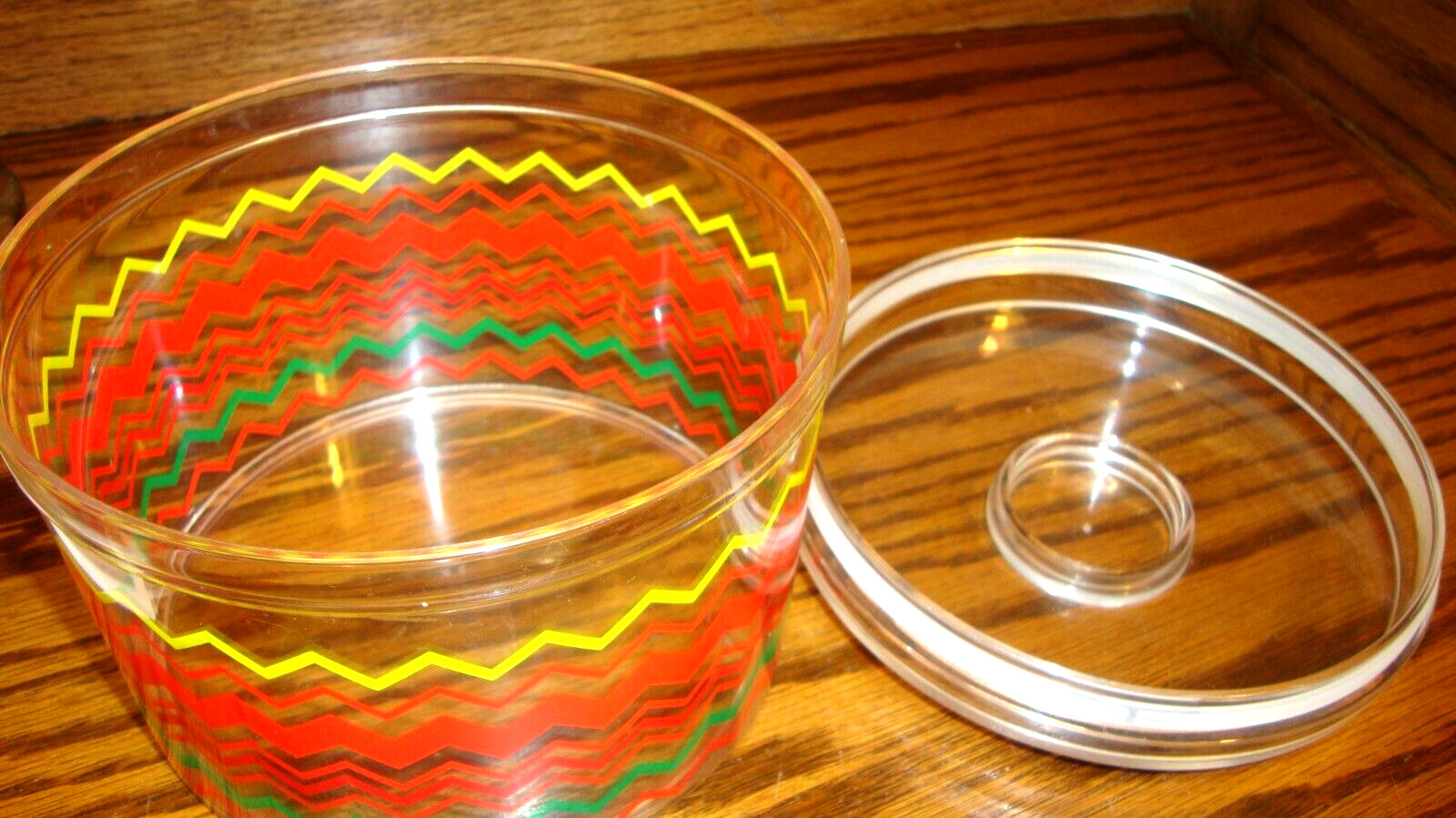 Clear w/Multicolor Zig Zag Pattern Cookie/Candy Round Container~Sealing Lid 702