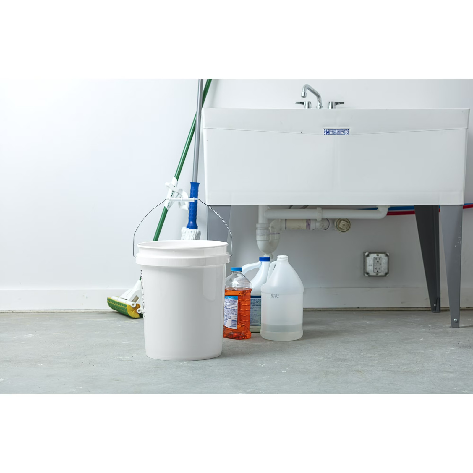 (12 pack) United Solutions 5 Gallon Round Utility Bucket, Comfort Handle -SALE!!