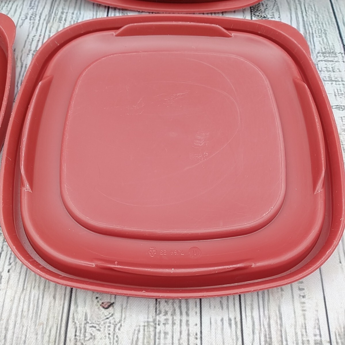 Rubbermaid Easy Find Lid 7J64 Red Square 4 Replacement Food Container Lids 6.5″