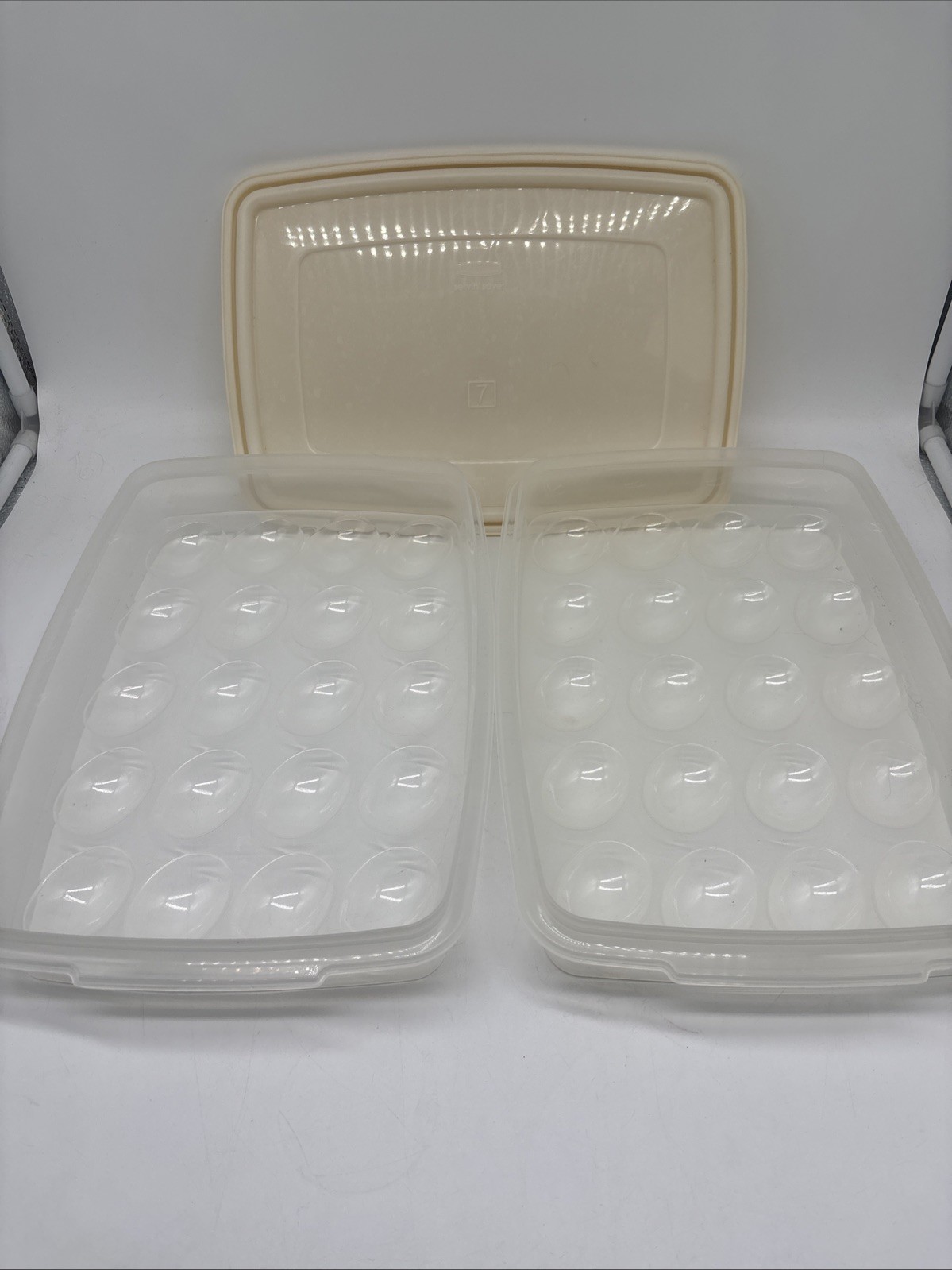 Rubbermaid Servin’ Saver 20 Deviled Egg Almond Lid #7 1Lid 2 Keeper Containers