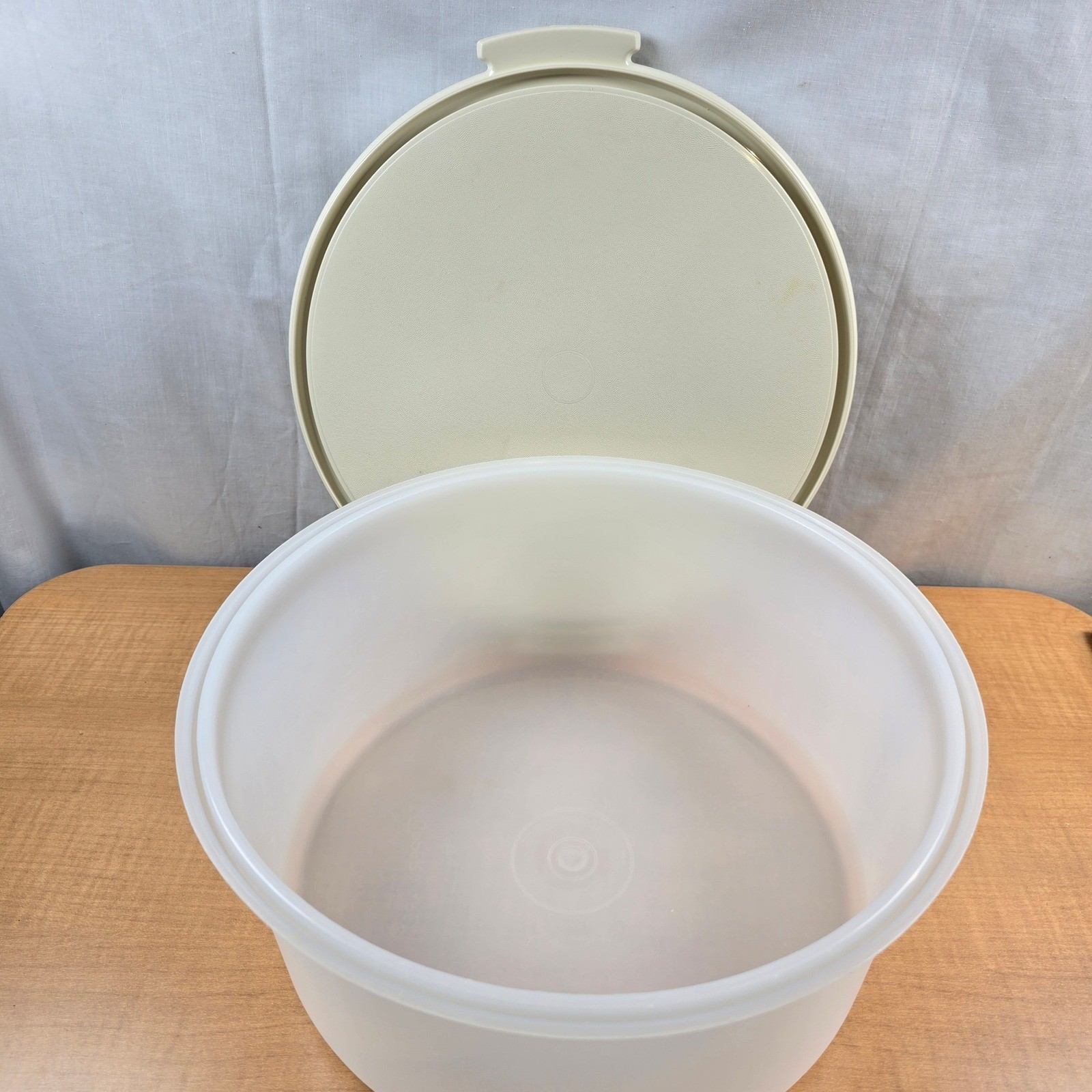 Tupperware Cake Container Carrier Base and Lid 12″ x 6″ #1256-6 Almond