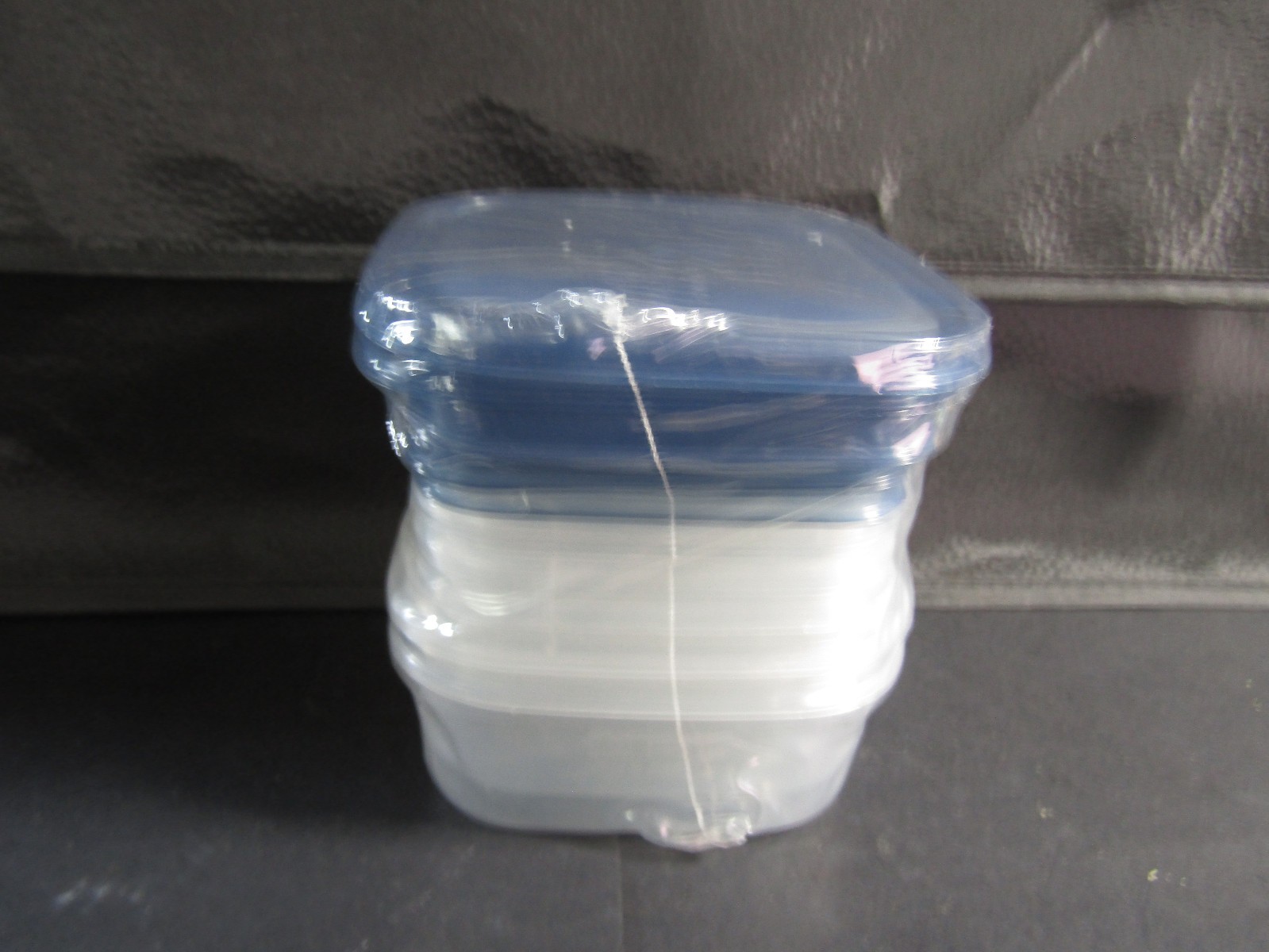 5 Plastic Square Food Storage Containers w Snap on Lids Stackable 4″ x 4″ x 2″